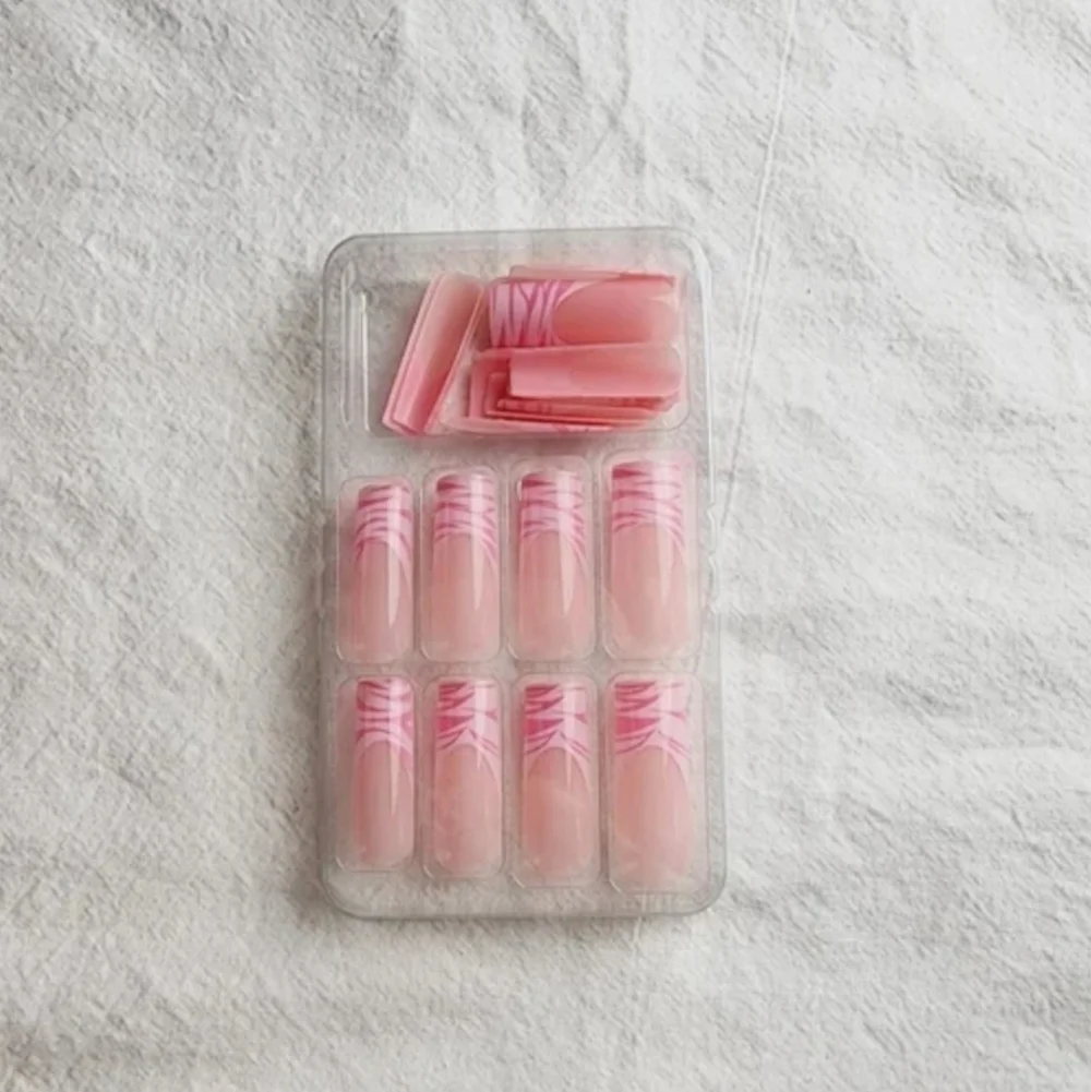 24 Pieces Fake press on nails